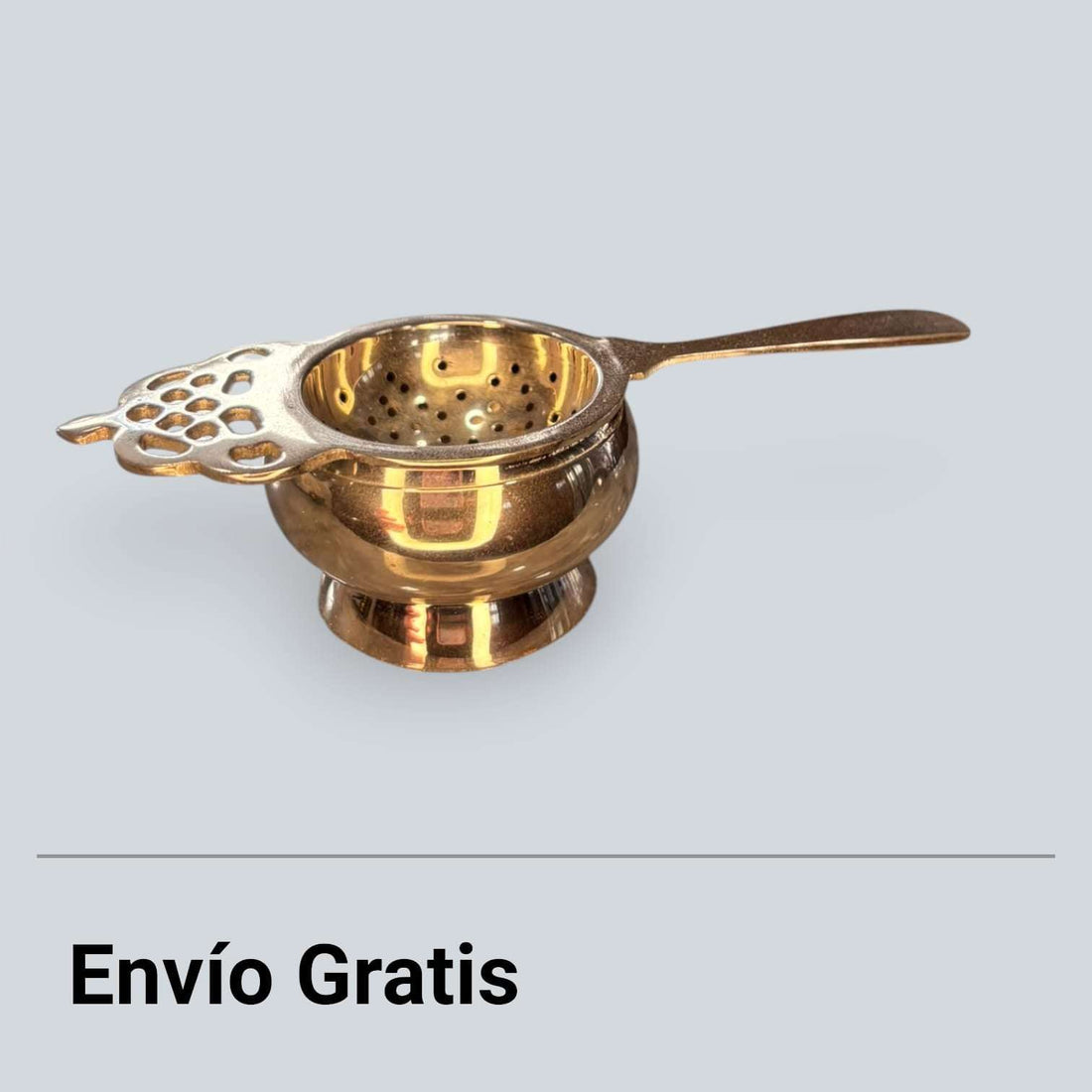 Este Colador de metal plateado es una pieza pequeña, elegante y muy decorativa, pensada originalmente para filtrar té, infusiones o pequeñas preparaciones servidas en mesa. 