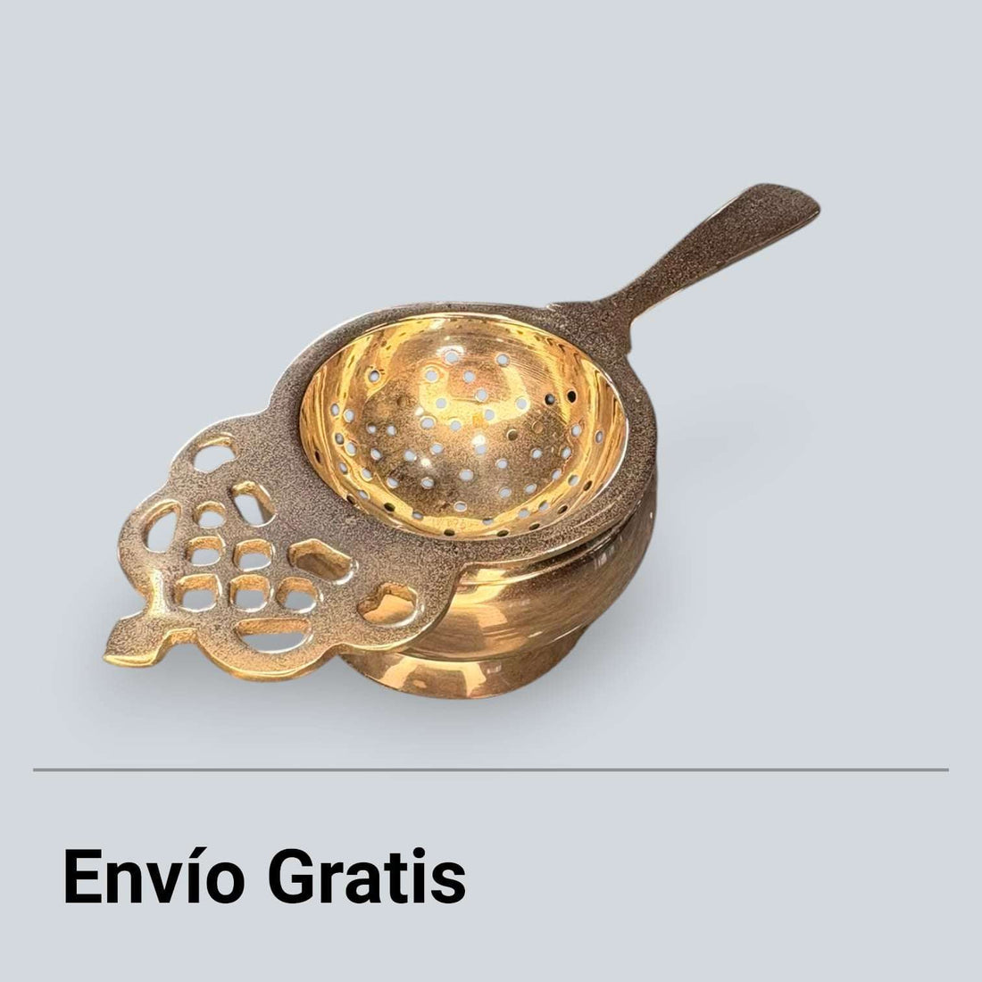 Este Colador de metal plateado es una pieza pequeña, elegante y muy decorativa, pensada originalmente para filtrar té, infusiones o pequeñas preparaciones servidas en mesa. 