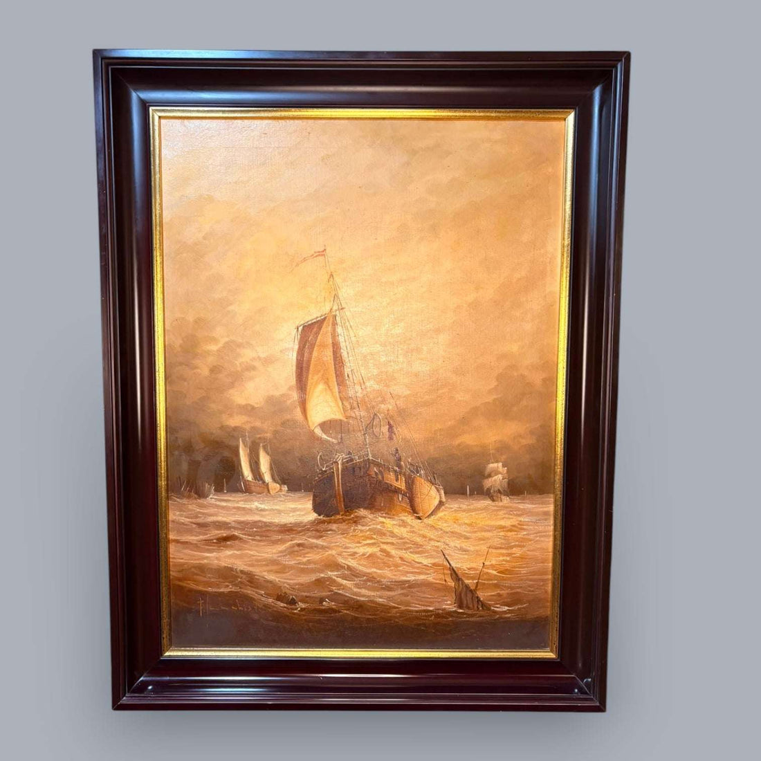 Este Cuadro al óleo de marina representa una escena marítima con barcos navegando sobre un mar en movimiento, bajo una atmósfera cálida y luminosa. 