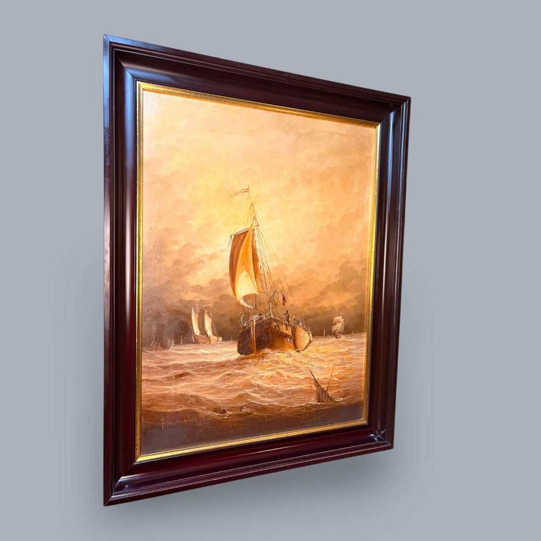 Este Cuadro al óleo de marina representa una escena marítima con barcos navegando sobre un mar en movimiento, bajo una atmósfera cálida y luminosa. 