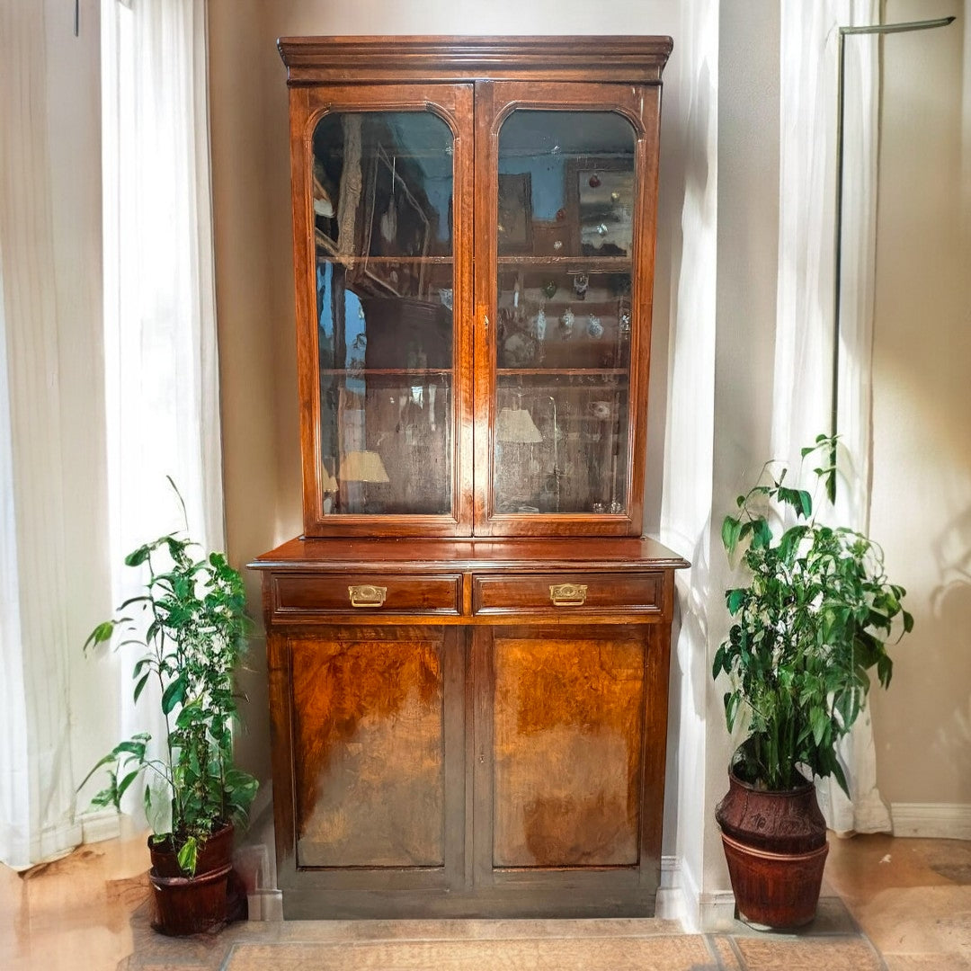 Su diseño combina una parte superior acristalada, perfecta para mostrar el interior, con una zona inferior cerrada tipo alacena, ideal para guardar aquello que se desea mantener ordenado y fuera de la vista.