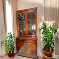 Esta Vitrina de caoba es un mueble de gran presencia, pensado originalmente para proteger y exhibir piezas delicadas como vajilla, cristalería, porcelana, objetos decorativos o libros especiales. 