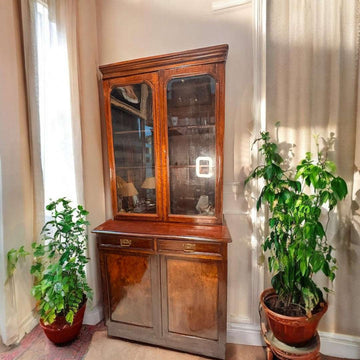 Esta Vitrina de caoba es un mueble de gran presencia, pensado originalmente para proteger y exhibir piezas delicadas como vajilla, cristalería, porcelana, objetos decorativos o libros especiales. 