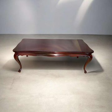 Mesa baja de madera clásica para salón con encanto