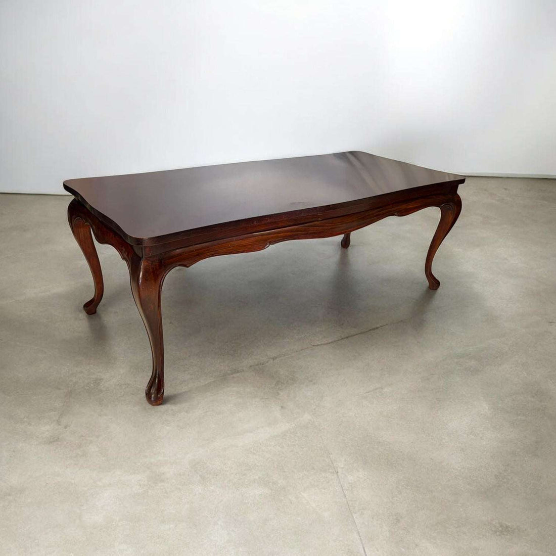 Mesa baja de madera clásica para salón con encanto