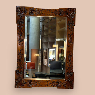  Este Espejo es una pieza decorativa pensada para vestir la pared con elegancia, luz y personalidad. 