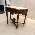 Su función original es servir como mueble de apoyo: una superficie elevada donde colocar lámparas, jarrones, esculturas, relojes, espejos, piezas decorativas o pequeños objetos de uso cotidiano. 