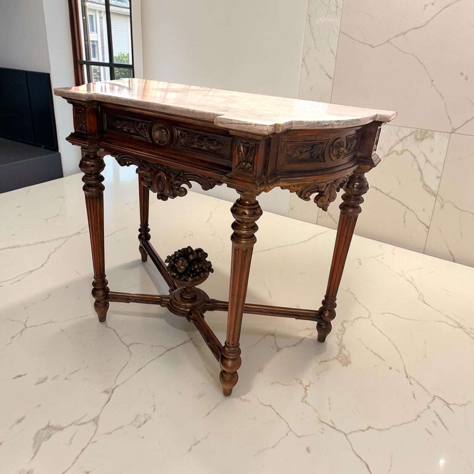  Su función original es servir como mueble de apoyo: una superficie elevada donde colocar lámparas, jarrones, esculturas, relojes, espejos, piezas decorativas o pequeños objetos de uso cotidiano. 