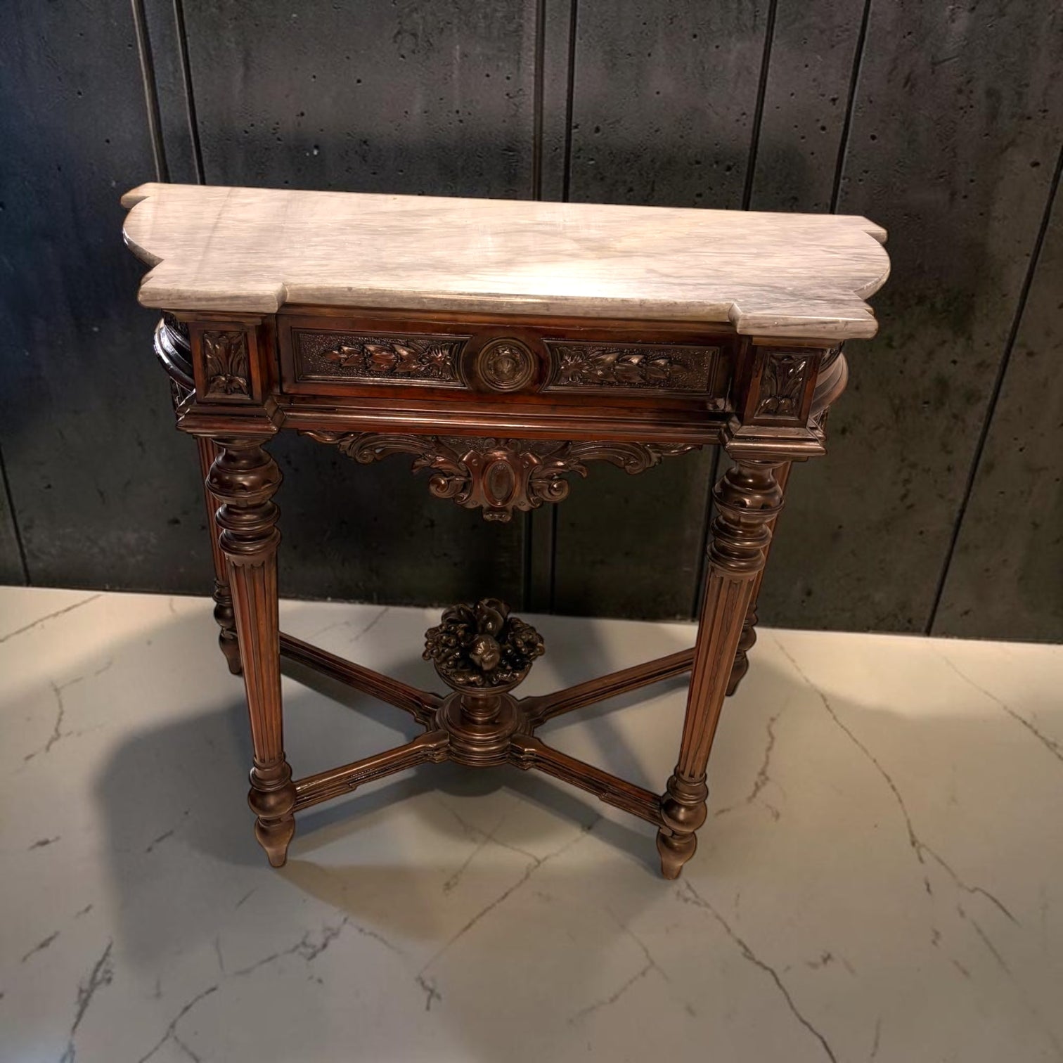 Estas Consolas de caoba tallada son una pareja de muebles auxiliares con una presencia decorativa extraordinaria, pensadas para aportar elegancia, equilibrio y carácter a recibidores, salones, pasillos amplios, dormitorios clásicos o espacios de interiorismo con personalidad.