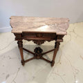 La tapa de mármol grisáceo aporta un punto de sofisticación difícil de encontrar hoy en muebles nuevos, mientras que la caoba tallada conserva ese acabado cálido, brillante y noble que solo tienen los muebles con historia.