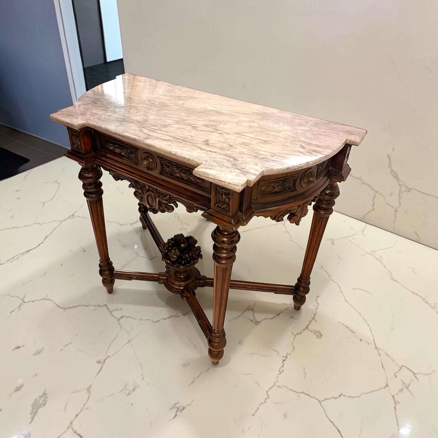 Estas Consolas no son simples muebles auxiliares: son piezas con presencia, volumen y personalidad. 