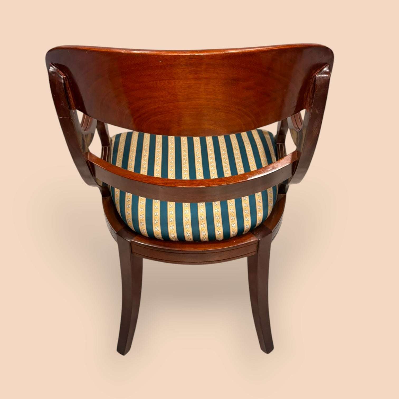Este Sillón es ideal para quienes buscan una pieza antigua con valor real, no un asiento común.
