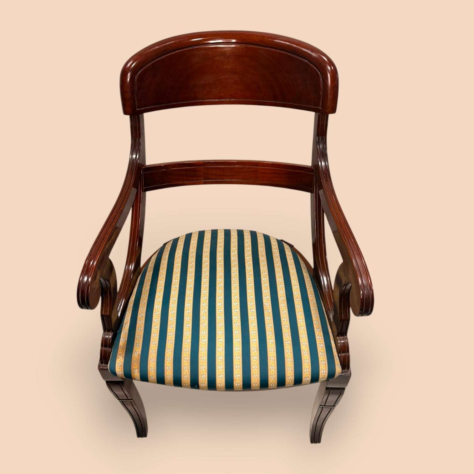  Su función original era servir como asiento de apoyo distinguido en salones, despachos, dormitorios o zonas de conversación, aportando comodidad, presencia y categoría al espacio.
