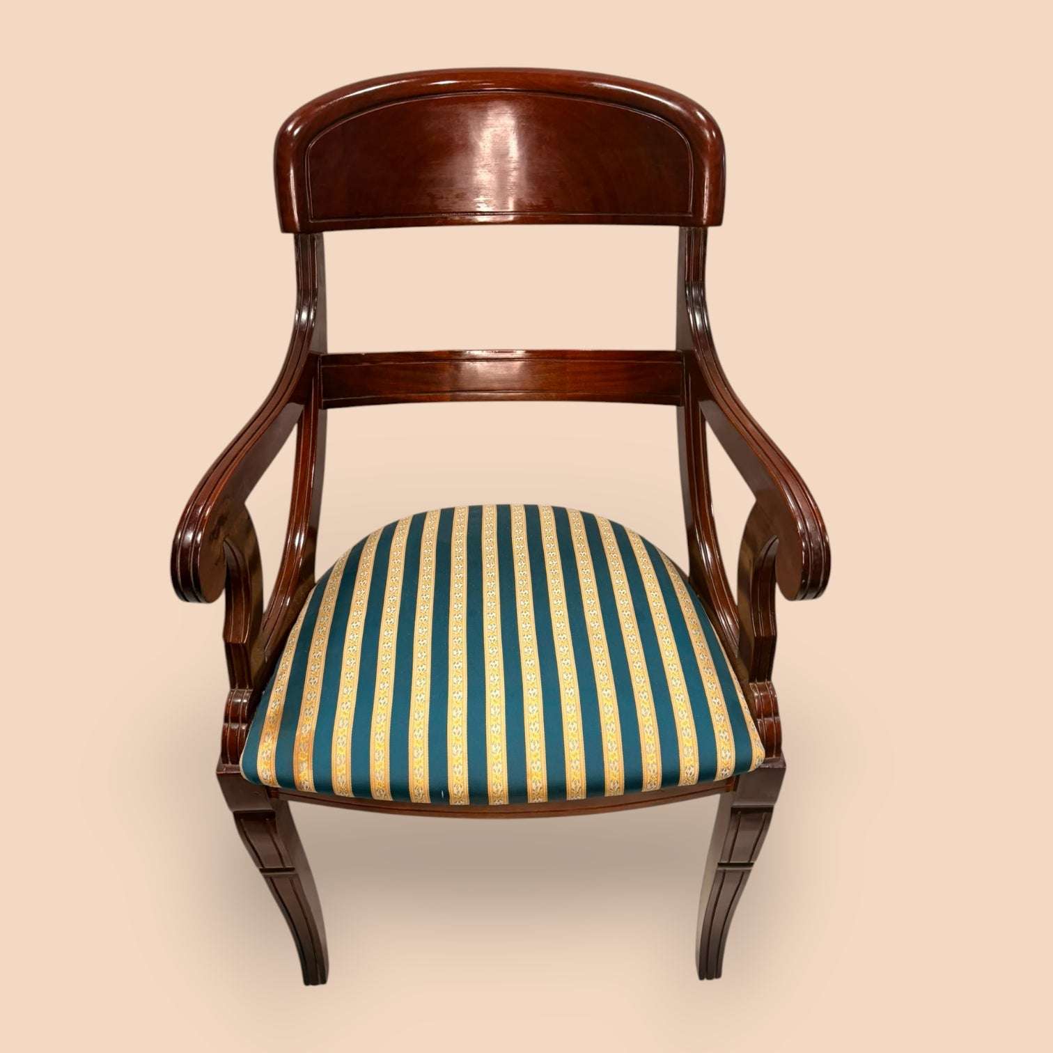  Su diseño aporta elegancia sin recargar, y su presencia permite elevar cualquier rincón con un toque de historia y buen gusto.
