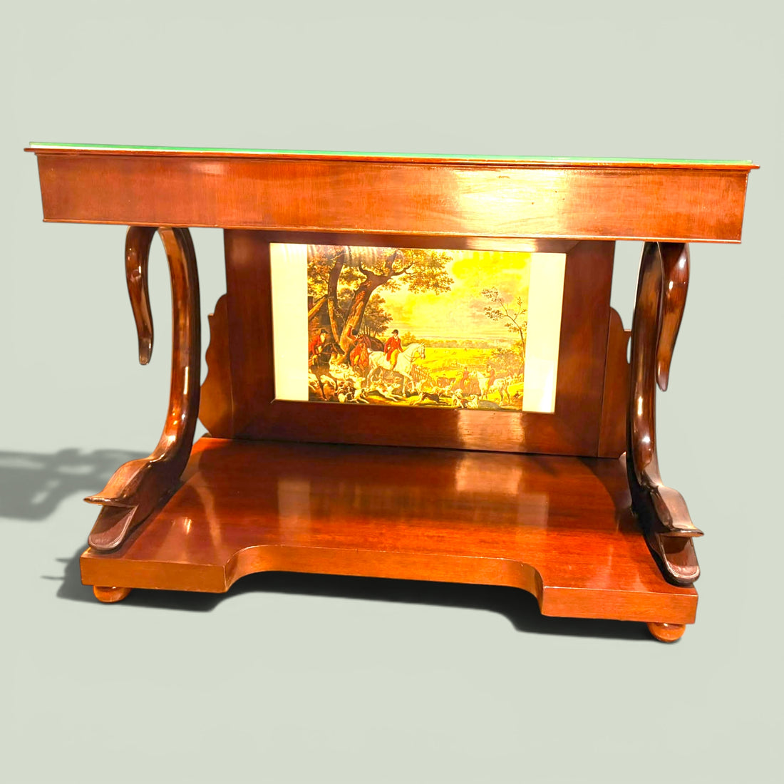 Consola diseñada para cumplir una doble función: por un lado, servir como superficie auxiliar para colocar lámparas, jarrones, libros, marcos o piezas decorativas; por otro, actuar como elemento protagonista dentro de la decoración. 