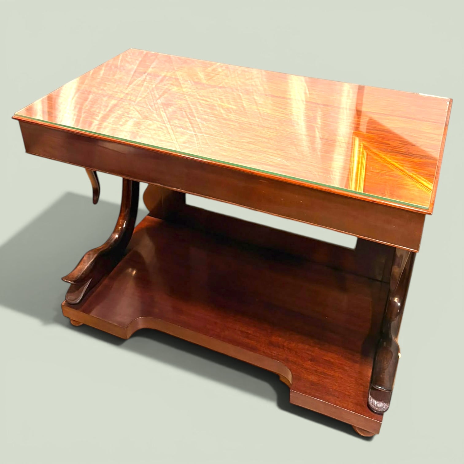 Consola diseñada para cumplir una doble función: por un lado, servir como superficie auxiliar para colocar lámparas, jarrones, libros, marcos o piezas decorativas; por otro, actuar como elemento protagonista dentro de la decoración. 