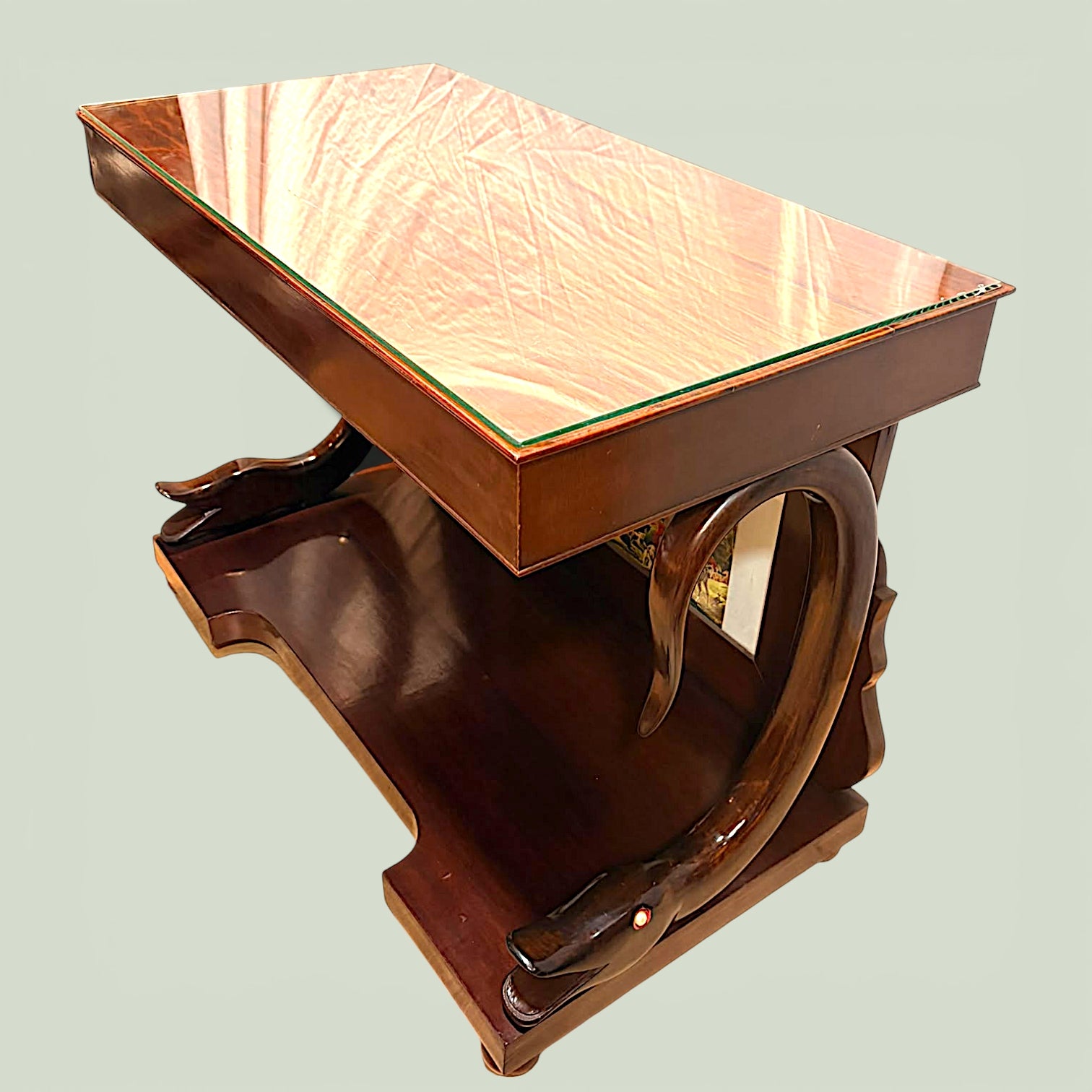  El conjunto transmite fuerza visual, calidez y ese encanto especial de los muebles antiguos que no se fabrican en serie.