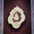  La corona superior, el contorno ondulado y el cristal central hacen que la pieza tenga una imagen solemne, delicada y muy reconocible dentro del arte religioso antiguo.