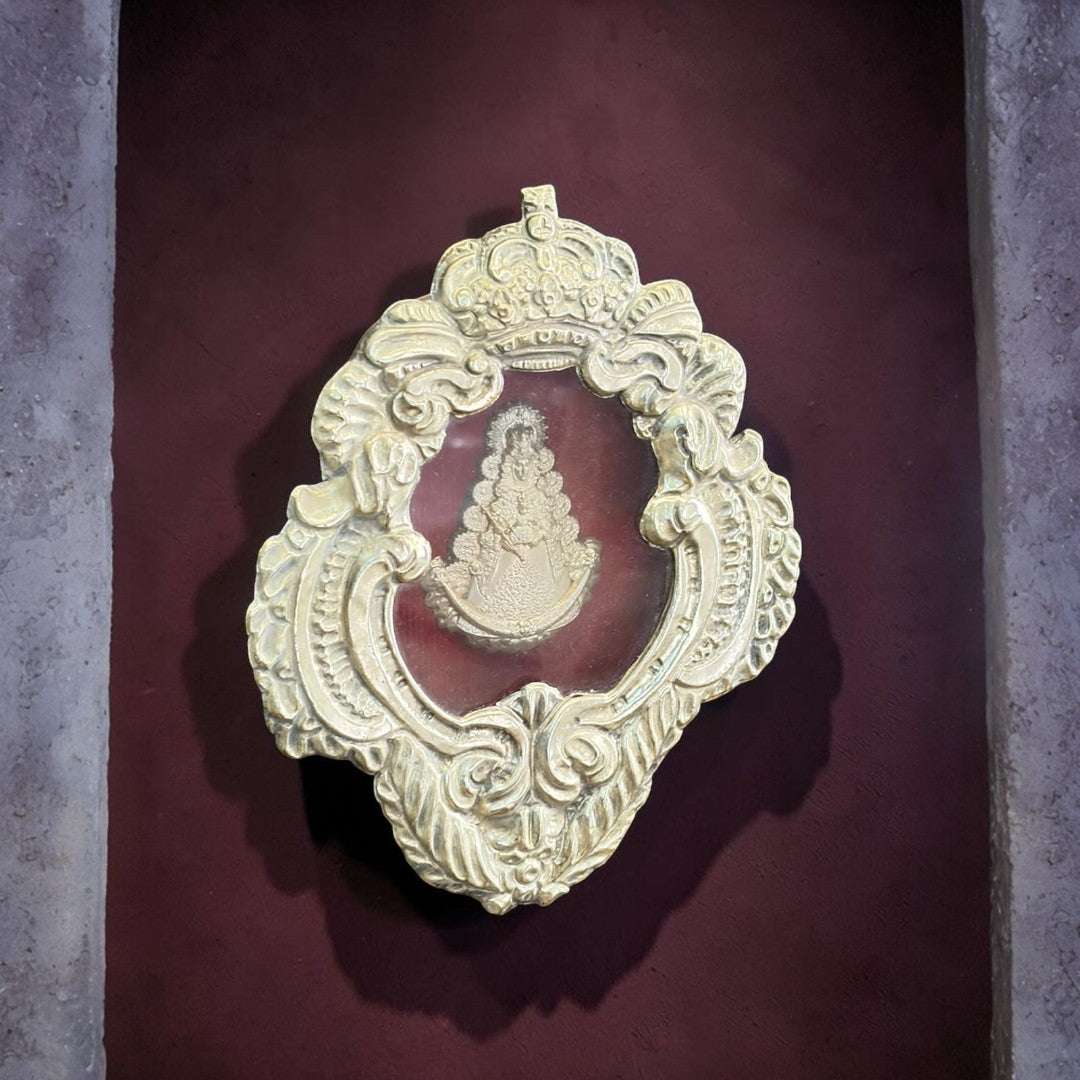  La corona superior, el contorno ondulado y el cristal central hacen que la pieza tenga una imagen solemne, delicada y muy reconocible dentro del arte religioso antiguo.