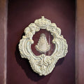 La estética del relicario Virgen del Rocío combina elegancia, tradición y presencia visual. 