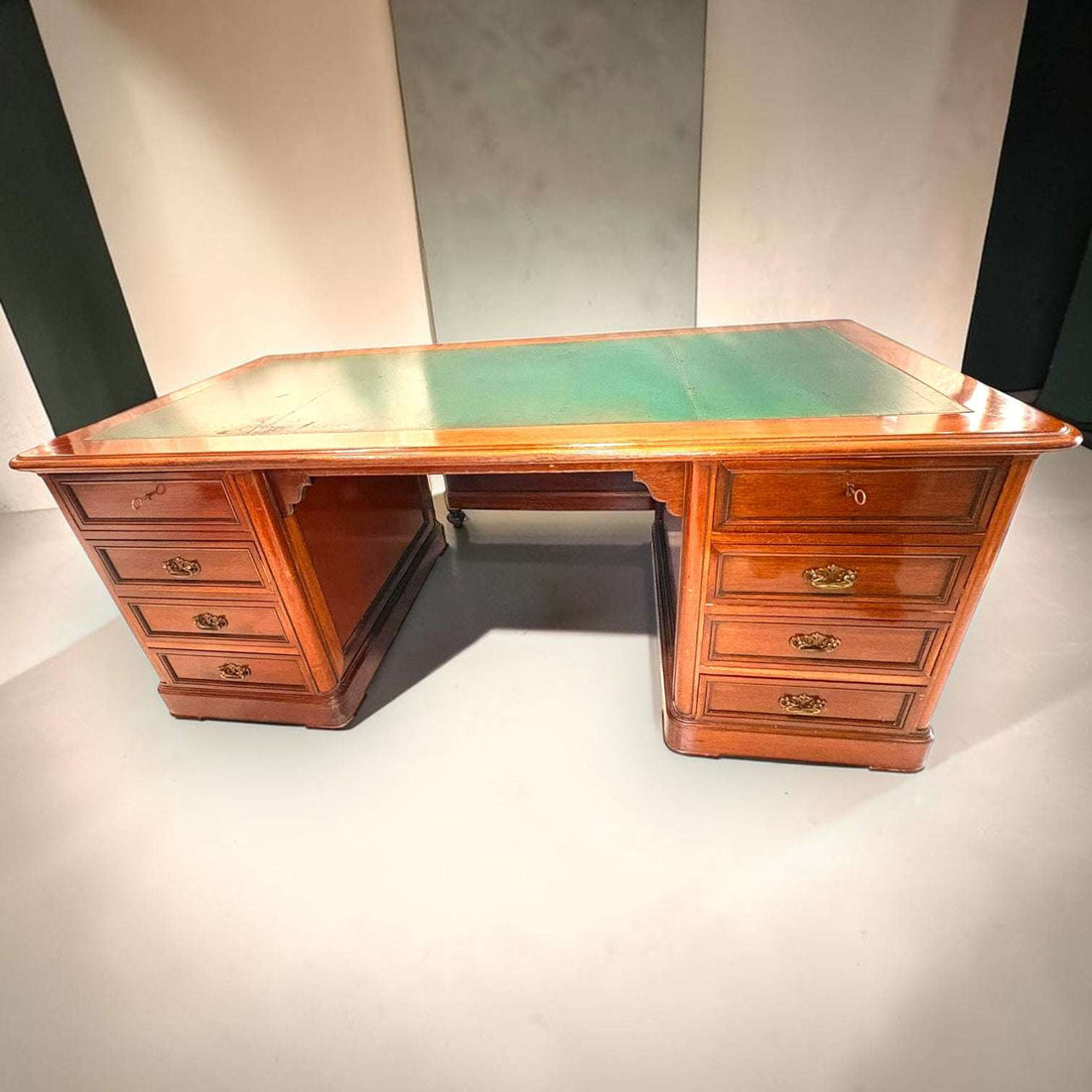 Escritorio único, limitado y con una presencia que no se encuentra fácilmente en muebles actuales.