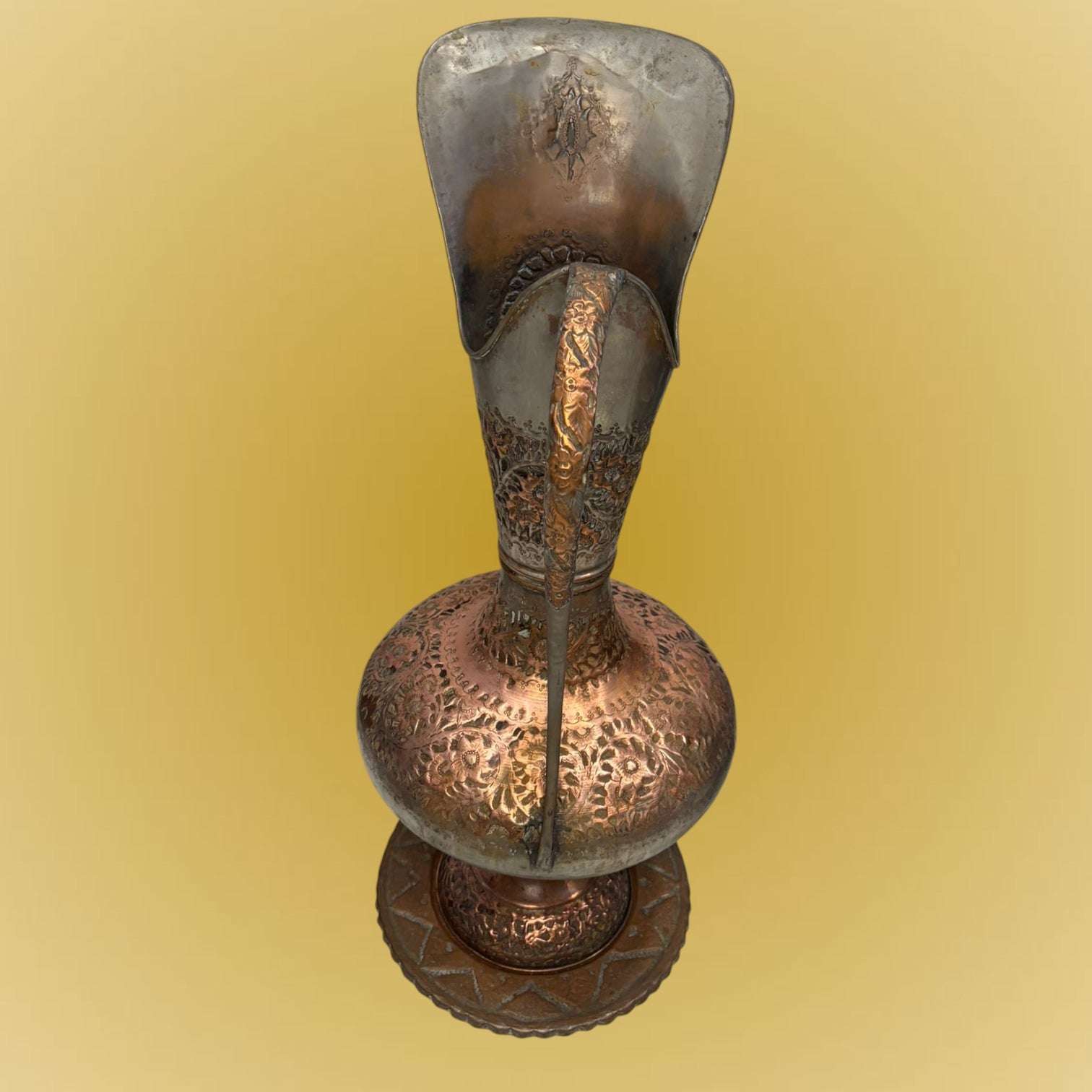 
Su silueta estilizada, el asa elevada, la boca abierta en forma de pico y el cuerpo abombado le aportan una presencia escultural. La pieza