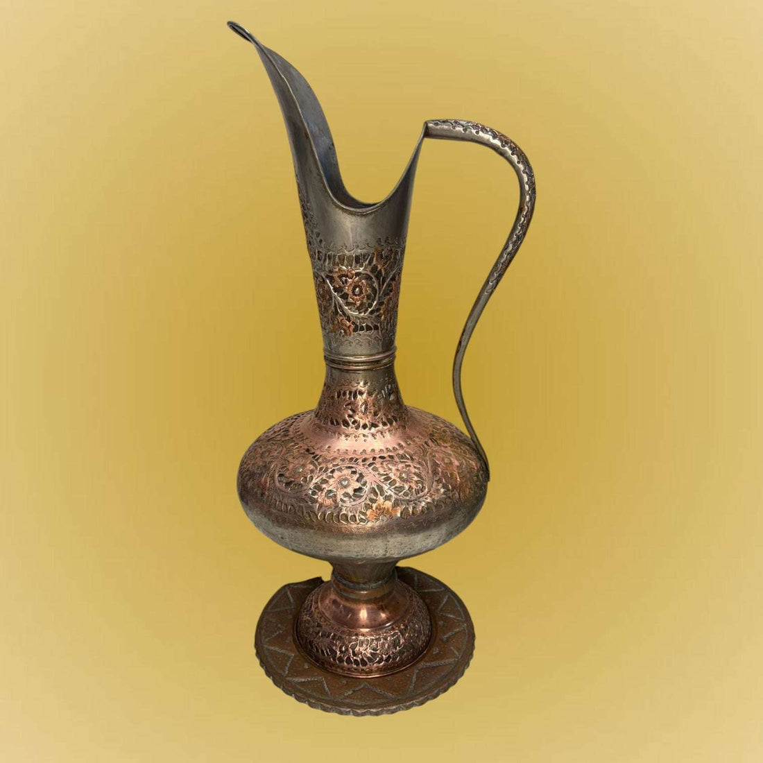 Gran jarra de cobre antigua de gran presencia decorativa, realizada en cobre trabajado con acabado amartillado, relieves florales y una estética de inspiración musulmana, probablemente turca.