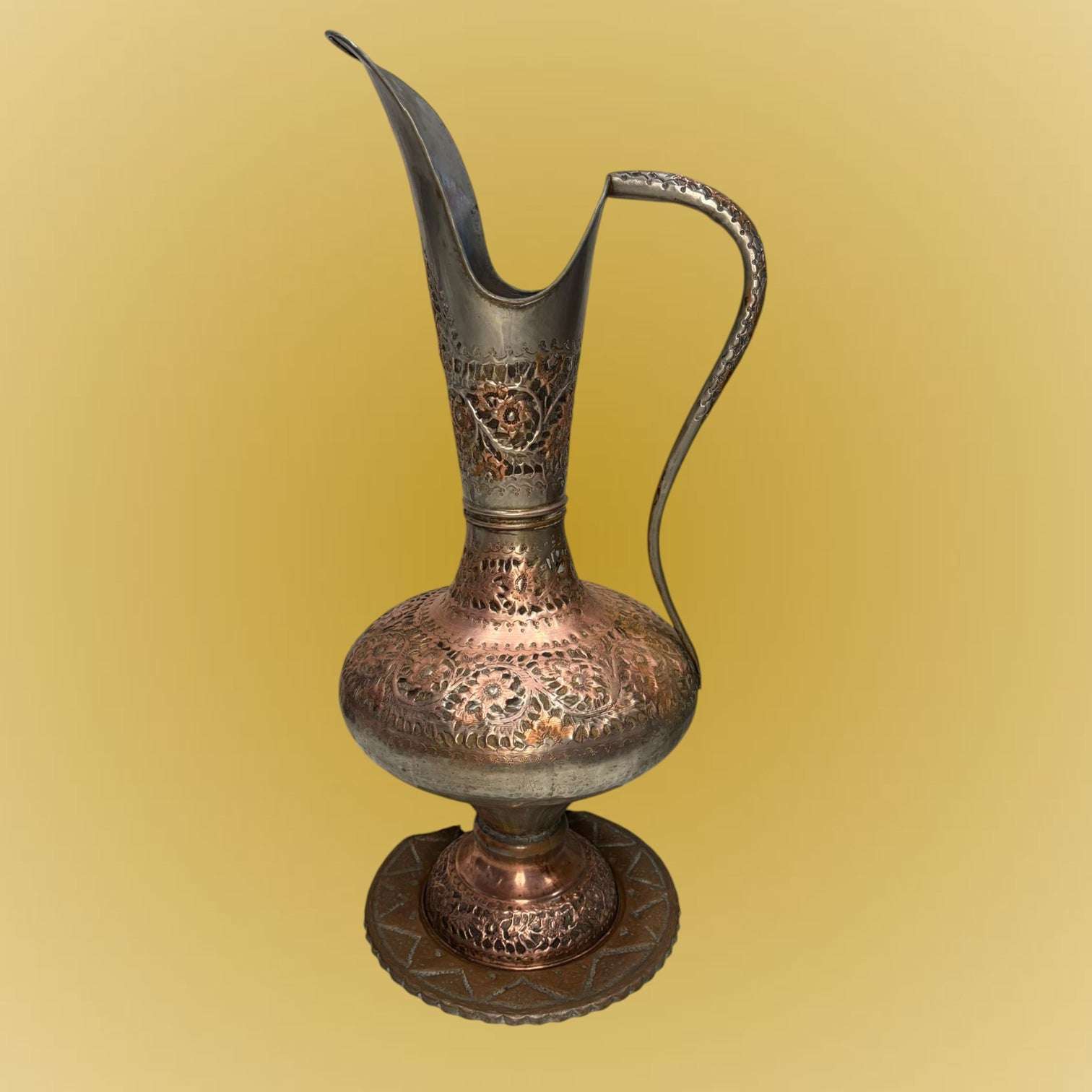  Se trata de una pieza alta, llamativa y muy ornamental, pensada originalmente como recipiente para contener o servir líquidos, y hoy perfecta como objeto decorativo y de colección.