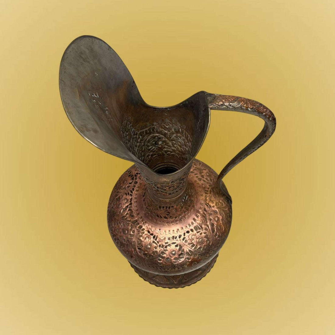 Gran jarra de cobre antigua de gran presencia decorativa, realizada en cobre trabajado con acabado amartillado, relieves florales y una estética de inspiración musulmana, probablemente turca.