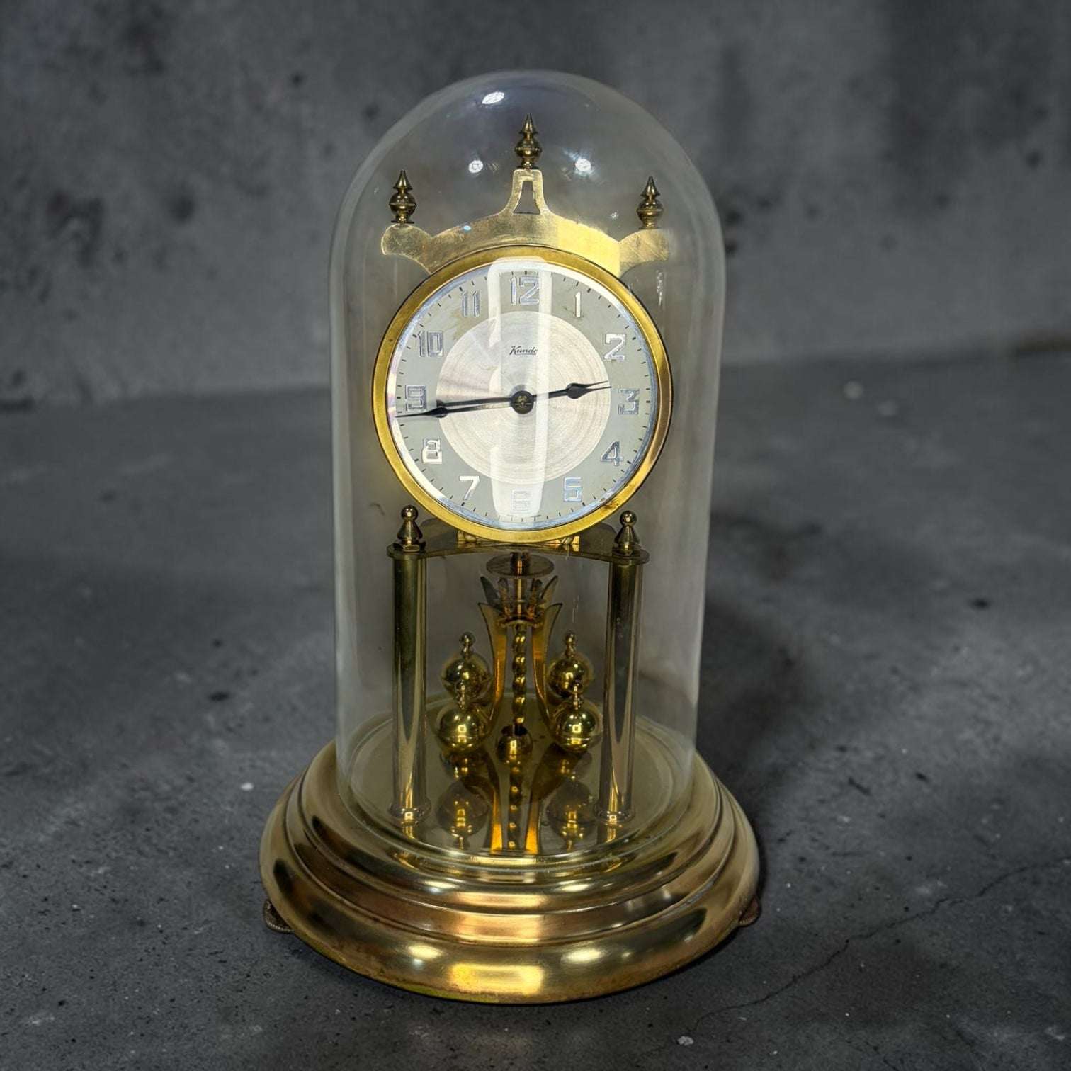 El reloj&nbsp;es una pieza que atrae la mirada por su movimiento, su brillo dorado y su estética clásica bajo cristal. 