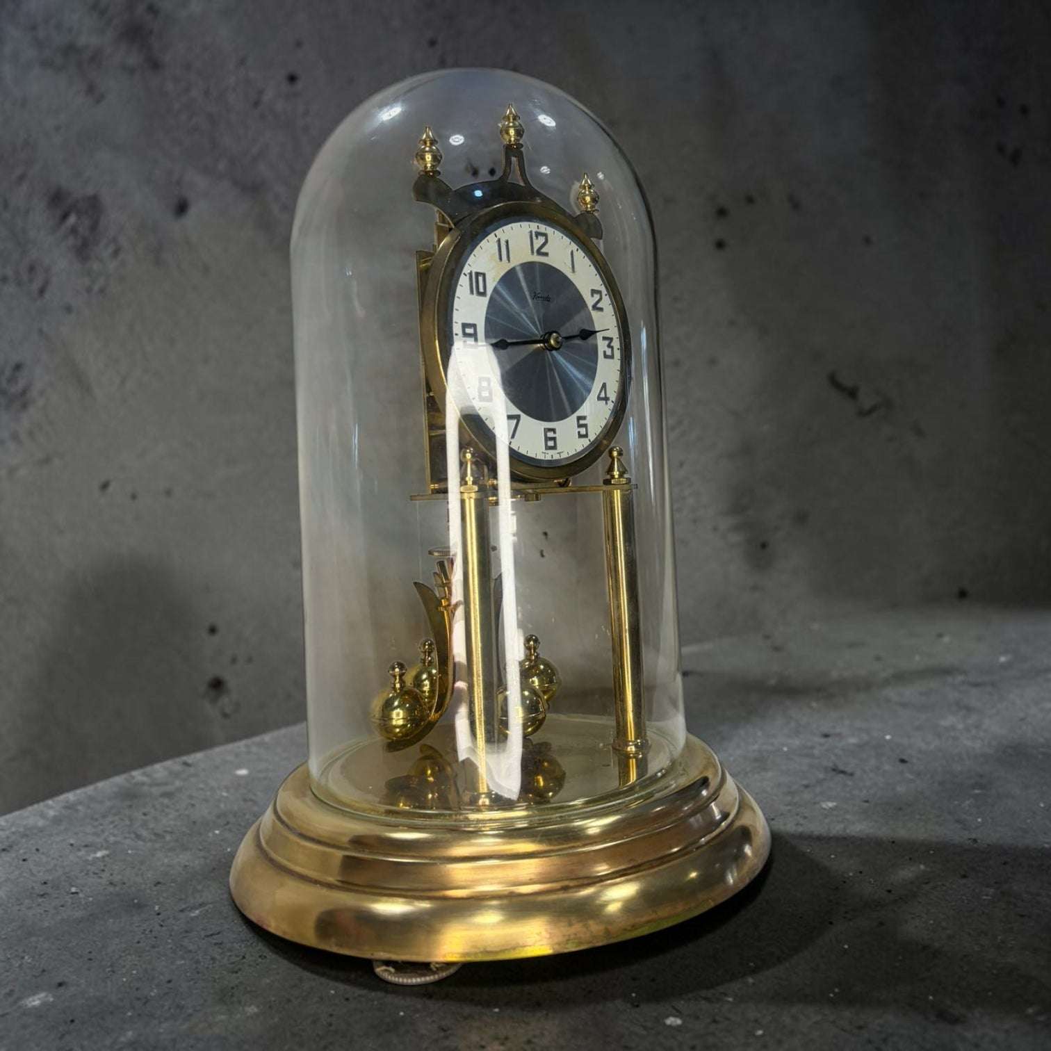  Su cúpula de cristal lo convierte en una pieza muy elegante para decorar un despacho, una vitrina o un rinc