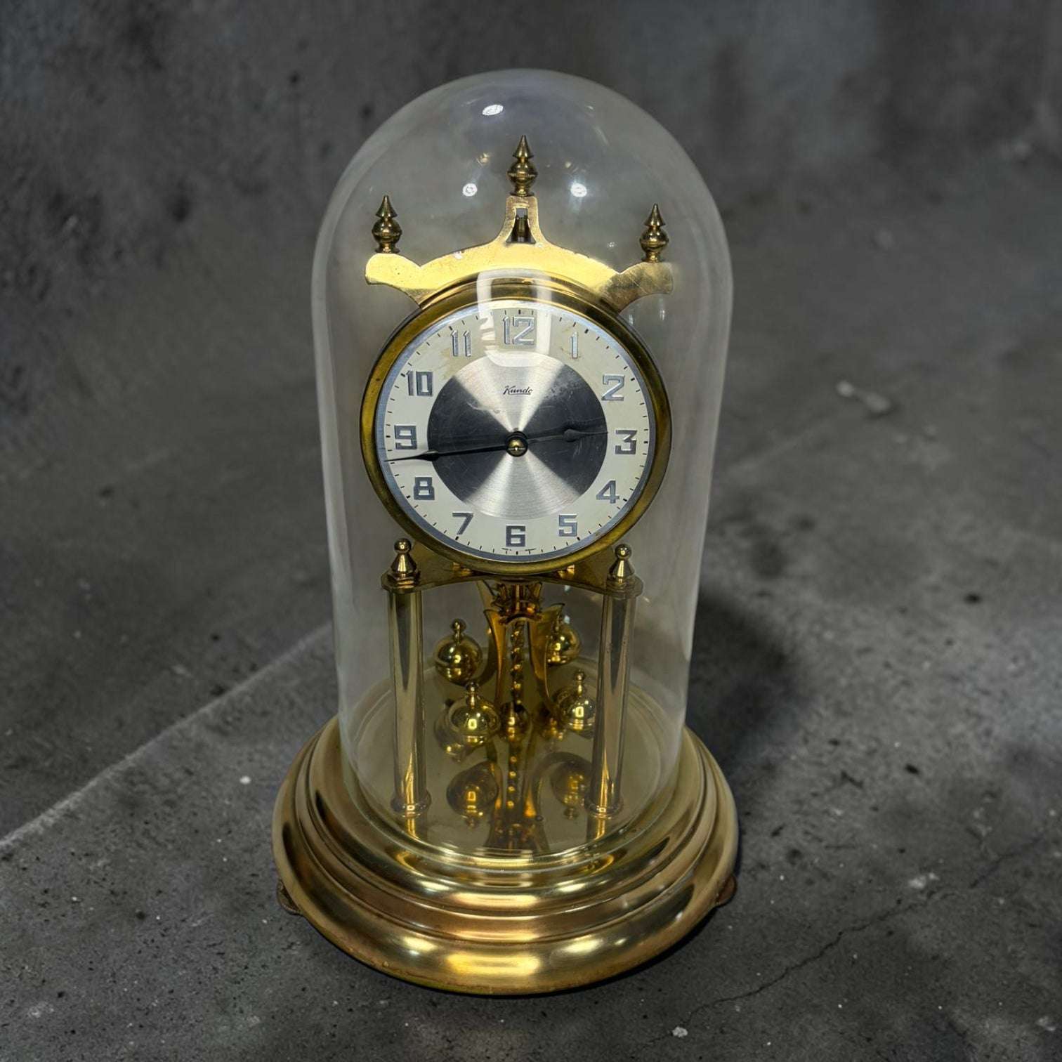  Su función original era medir el tiempo mediante un sistema mecánico de péndulo giratorio, diseñado para ofrecer una autonomía de funcionamiento muy larga en comparación con otros relojes tradicionales.