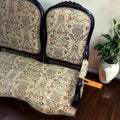 Su valor está en la combinación de madera noble, talla decorativa, tapicería floral y formato de tres plazas, una mezcla perfecta para quienes buscan un mueble con alma y no una pieza fabricada en serie.


