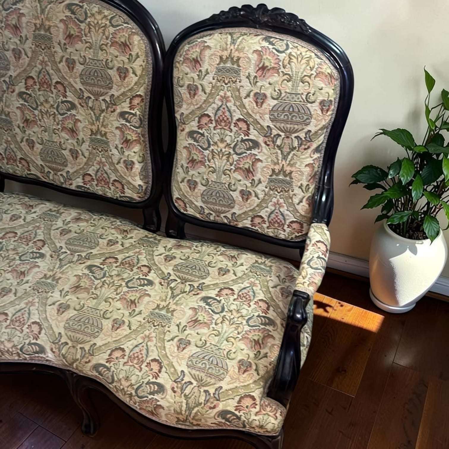 Su valor está en la combinación de madera noble, talla decorativa, tapicería floral y formato de tres plazas, una mezcla perfecta para quienes buscan un mueble con alma y no una pieza fabricada en serie.

