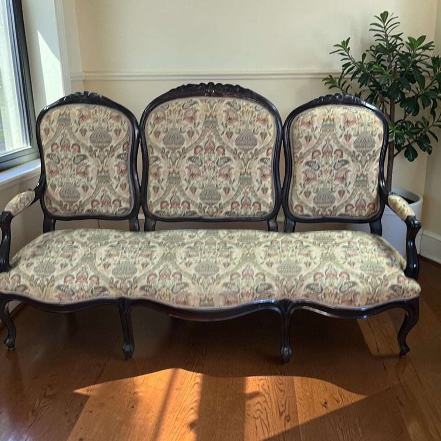 El tresillo antiguo isabelino aporta elegancia, calidez y personalidad a cualquier estancia. Puede convertirse en el centro visual de un salón clásico, en una pieza de bienvenida para un recibidor amplio o en u