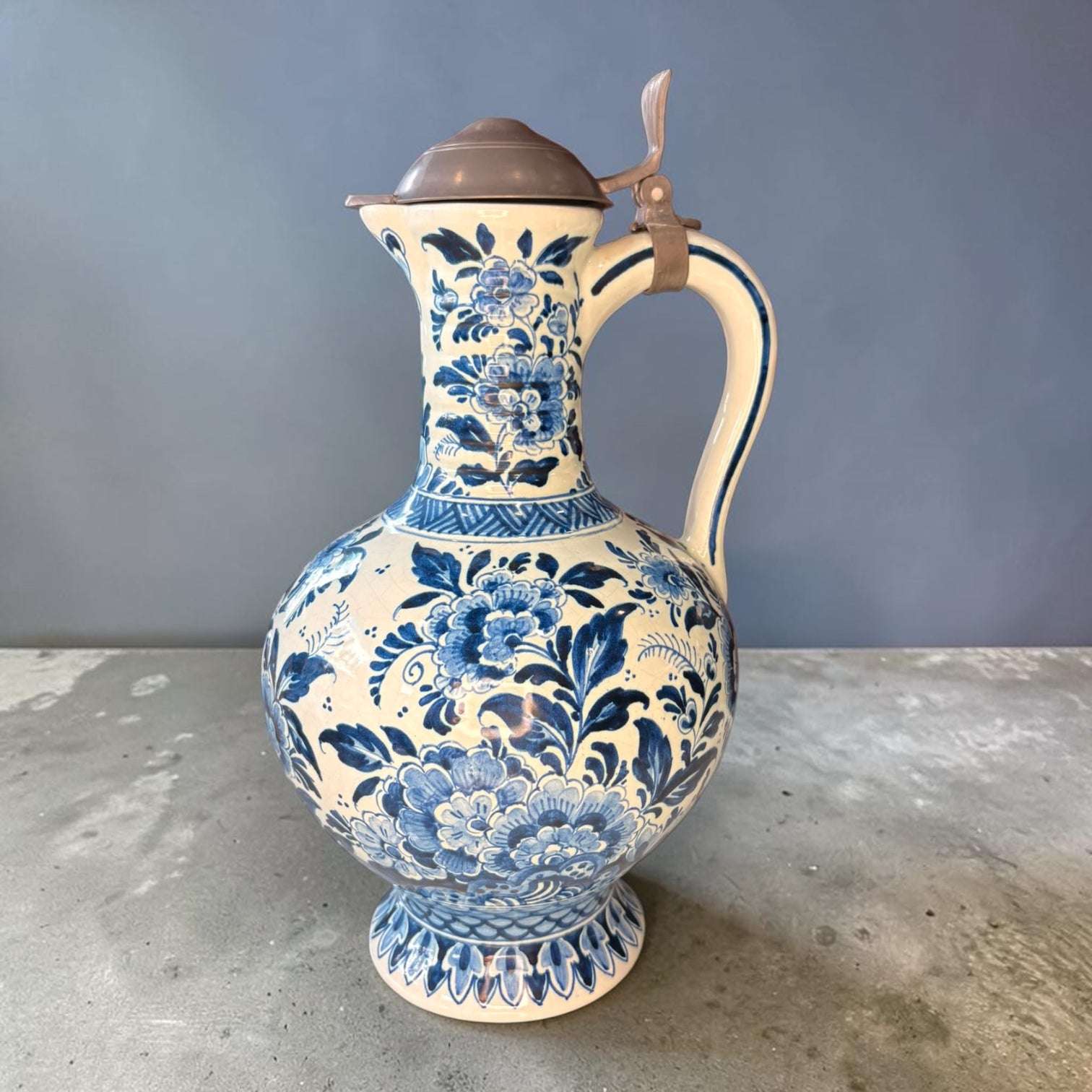 La combinación de azul y blanco, tan asociada al estilo Delft, aporta frescura, elegancia y un aire clásico muy fácil de integrar en interiores actuales.

