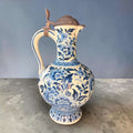
La jarra Delft no solo funciona como objeto decorativo: también transmite tradición, artesanía visual y gusto por las piezas con historia.