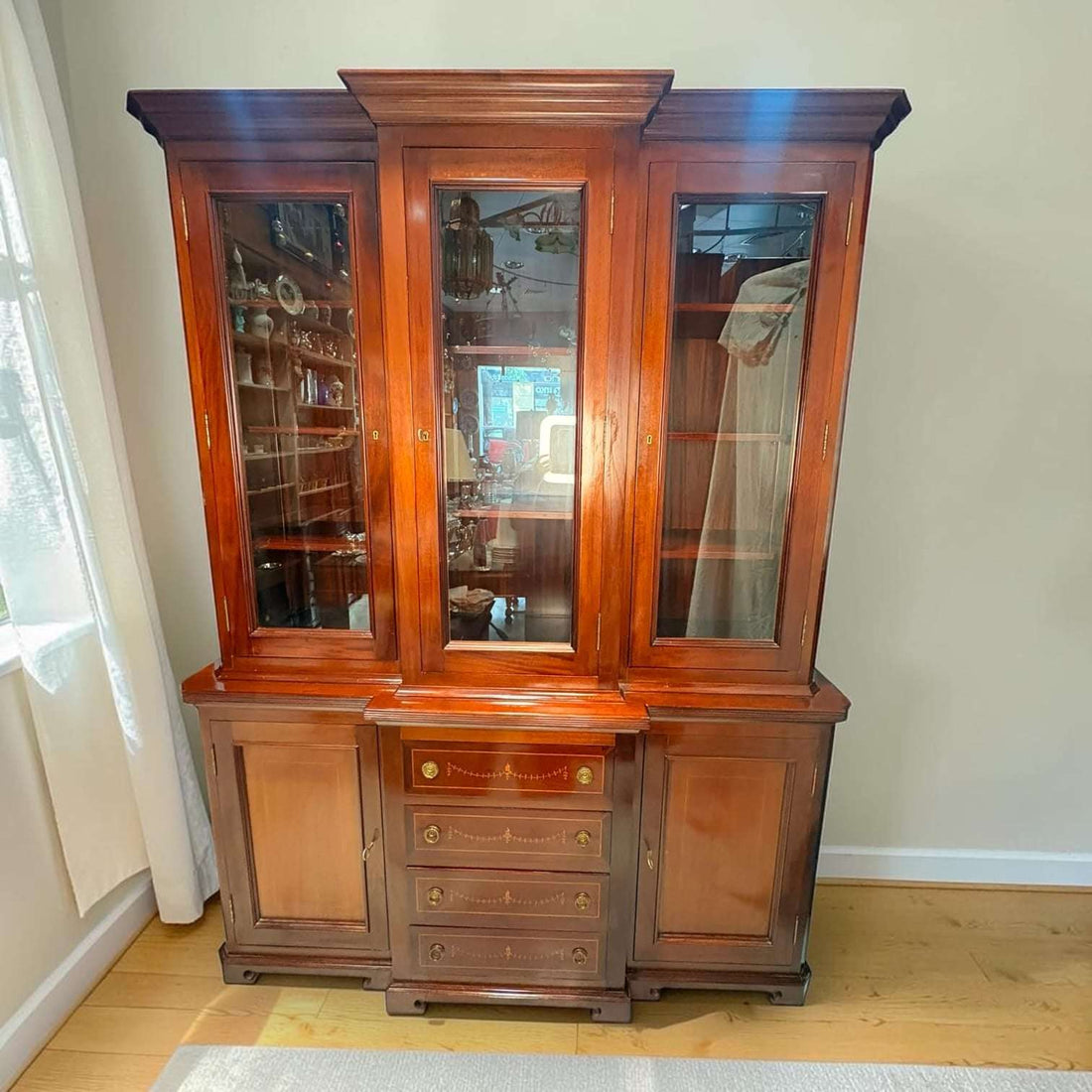 Vitrina de caoba antigua con tres puertas de cristal