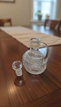  Pueden formar parte de una mesa especial, lucir en una vitrina junto a cristalería antigua o aportar un toque distinguido a una cocina con carácter. Su diseño combina transparencia, brillo y metal plateado, cre