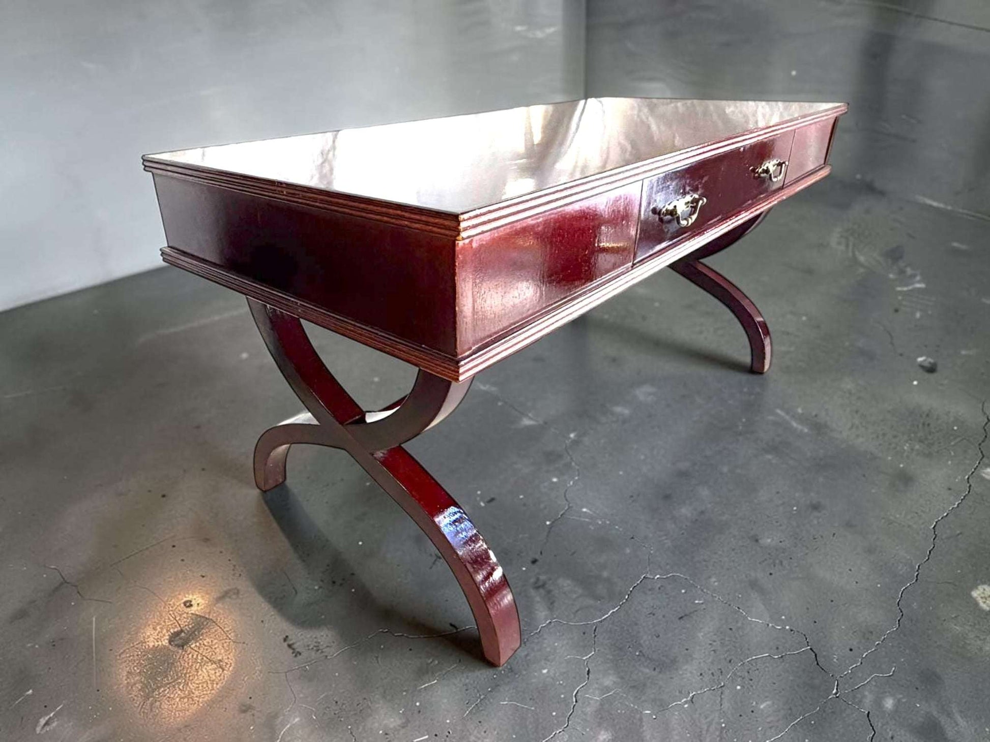 
La mesa baja de madera aporta calidez, presencia y funcionalidad. Su acabado brillante la hace destacar visualmente, mientras que las patas curvas y el travesaño inferior le dan un aire elegante y decorativo. 