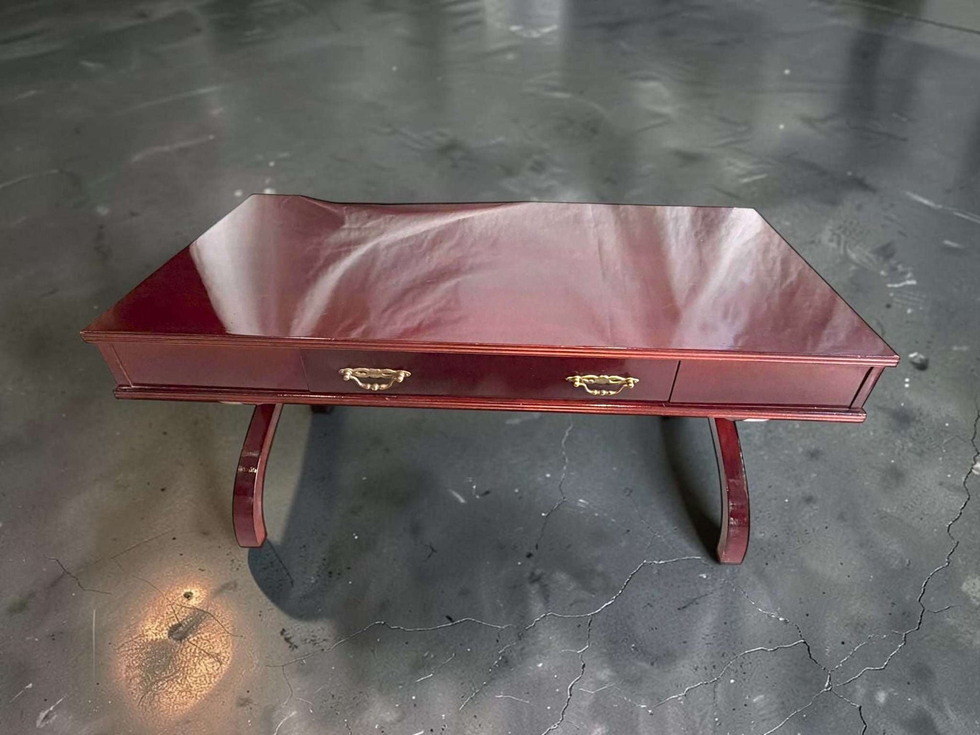 
Disponible a través de nuestra página web: www.cositasantiguas.es. Una nueva oportunidad para incorporar a tu hogar una mesa baja de madera con carácter, almacenaje y belleza clásica.