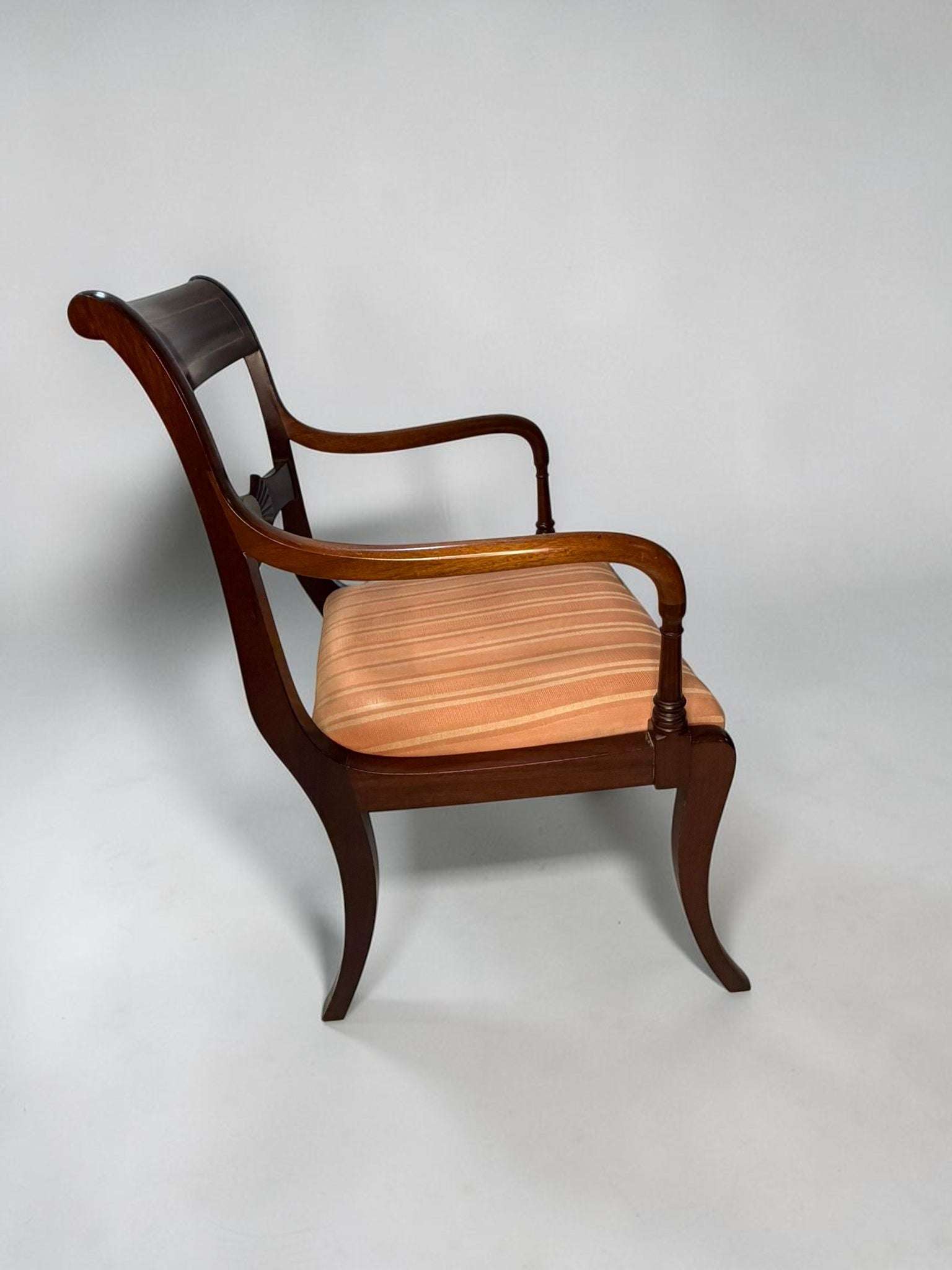 Juego de seis sillas con función original de asiento para mesa de comedor, reunión familiar o espacio de conversación. 