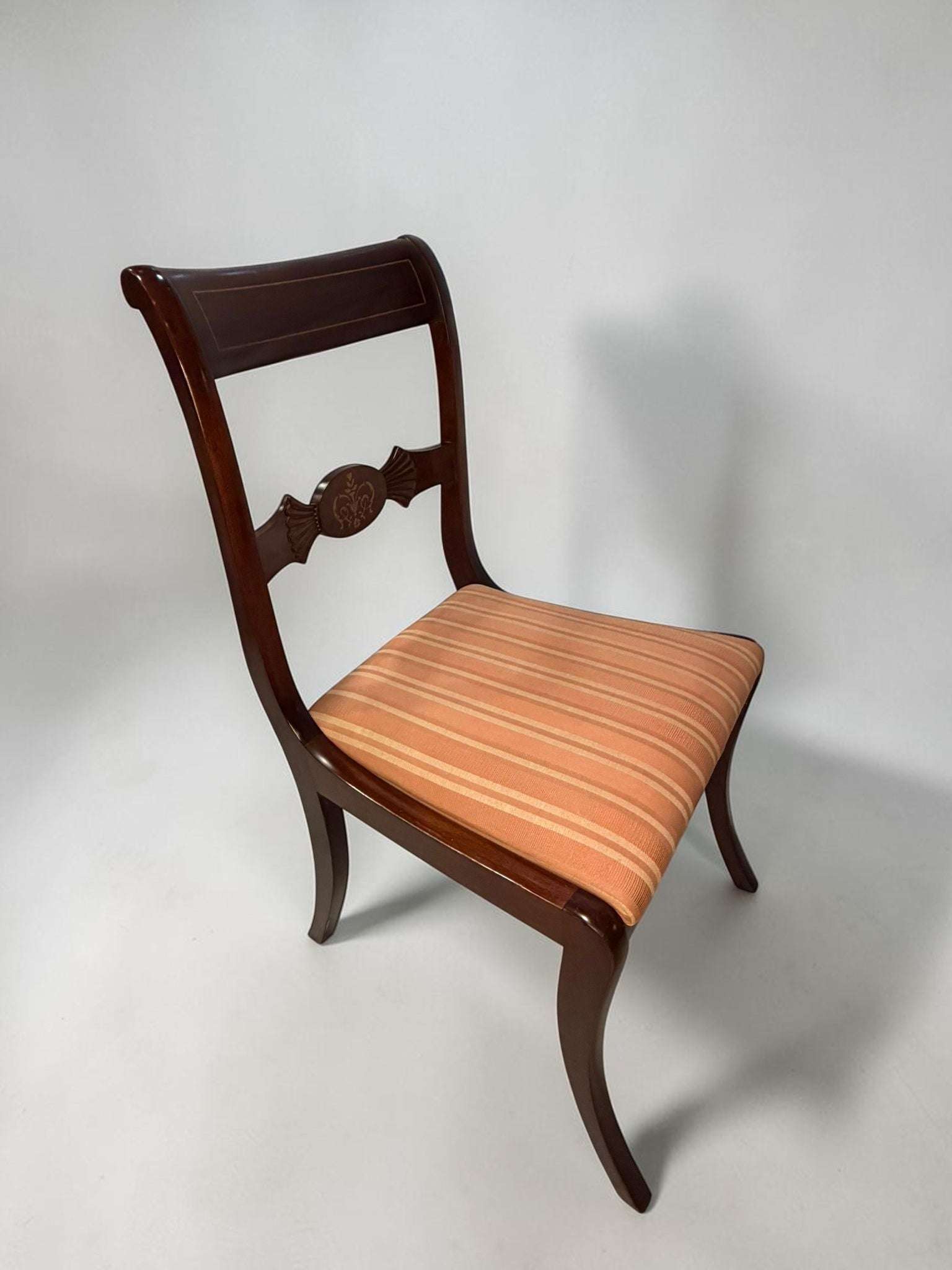 Hoy también puede utilizarse como conjunto decorativo para comedor clásico, salón elegante, despacho, sala de espera con carácter, restaurante con estilo vintage o vivienda donde se quiera recuperar la belleza de los muebles con historia.