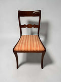  Los dos sillones incorporan brazos curvos, lo que los convierte en piezas principales para los extremos de la mesa.