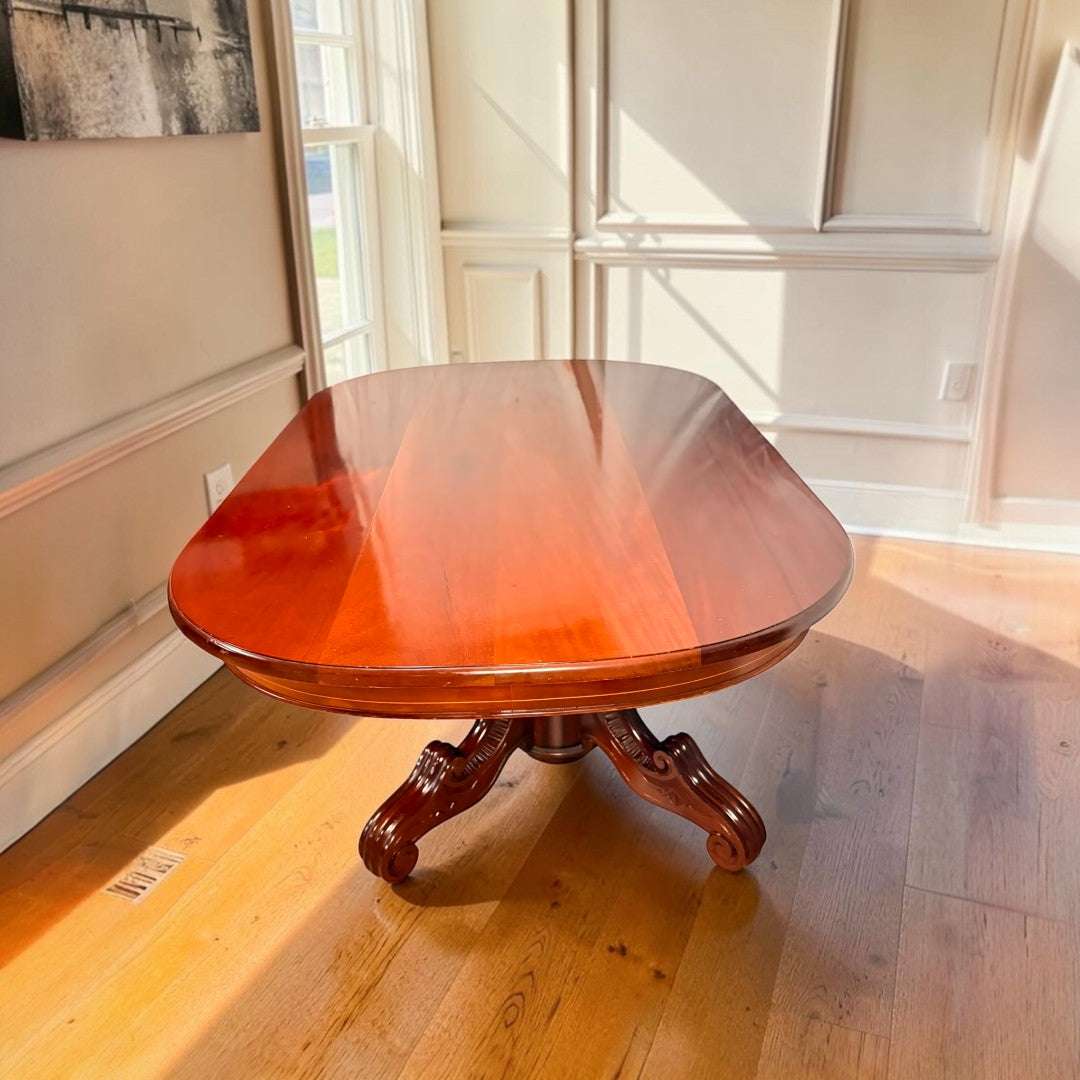 Mesa de comedor realizada en caoba, una pieza elegante y de gran presencia visual pensada originalmente para reunir a la familia, recibir invitados y vestir un comedor con carácter. 