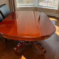 Esta mesa comedor de caoba combina funcionalidad y valor decorativo. 