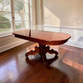 Mesa de comedor realizada en caoba, una pieza elegante y de gran presencia visual pensada originalmente para reunir a la familia, recibir invitados y vestir un comedor con carácter. 