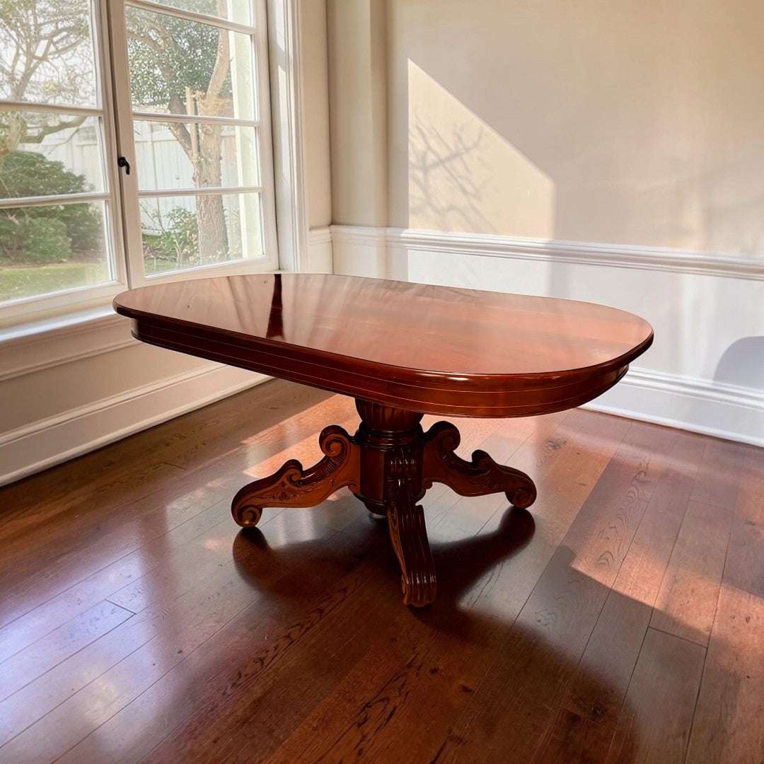 Mesa de comedor realizada en caoba, una pieza elegante y de gran presencia visual pensada originalmente para reunir a la familia, recibir invitados y vestir un comedor con carácter. 