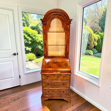 Escritorio secreter de caoba estilo Jorge I, una pieza de gran presencia vertical que combina zona de escritura, almacenaje y vitrina decorativa en un solo mueble.