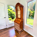  En la parte superior cuenta con una vitrina acristalada con puerta arqueada, rematada por una cornisa abovedada de gran carácter decorativo.